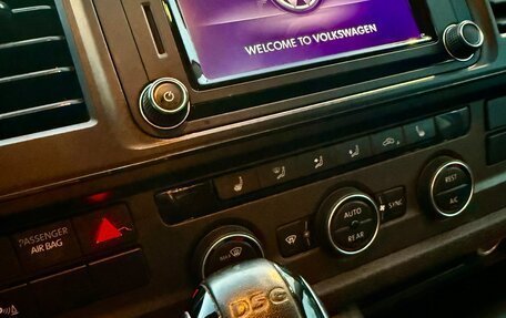 Volkswagen Caravelle T6 рестайлинг, 2017 год, 2 880 000 рублей, 17 фотография