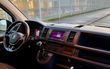 Volkswagen Caravelle T6 рестайлинг, 2017 год, 2 880 000 рублей, 21 фотография