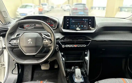 Peugeot 2008 II, 2021 год, 1 210 000 рублей, 4 фотография