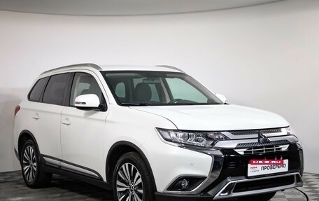 Mitsubishi Outlander III рестайлинг 3, 2019 год, 1 999 000 рублей, 3 фотография