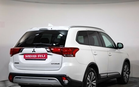 Mitsubishi Outlander III рестайлинг 3, 2019 год, 1 999 000 рублей, 4 фотография