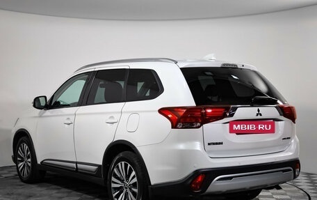 Mitsubishi Outlander III рестайлинг 3, 2019 год, 1 999 000 рублей, 6 фотография
