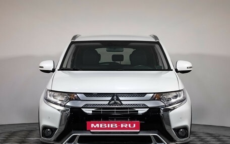 Mitsubishi Outlander III рестайлинг 3, 2019 год, 1 999 000 рублей, 2 фотография