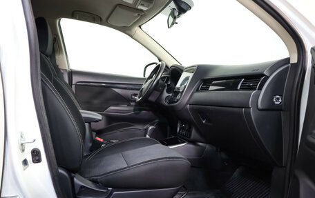 Mitsubishi Outlander III рестайлинг 3, 2019 год, 1 999 000 рублей, 23 фотография