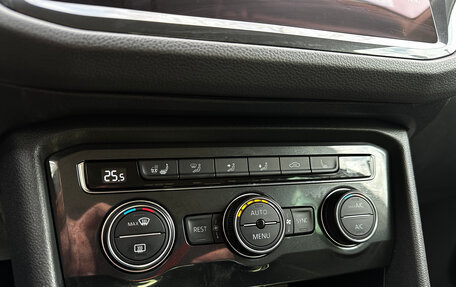 Volkswagen Tiguan II, 2018 год, 2 099 000 рублей, 13 фотография