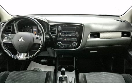 Mitsubishi Outlander III рестайлинг 3, 2016 год, 1 740 000 рублей, 10 фотография