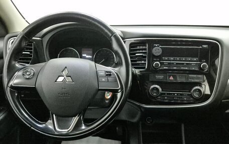 Mitsubishi Outlander III рестайлинг 3, 2016 год, 1 740 000 рублей, 11 фотография
