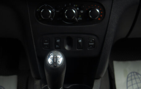 Renault Logan II, 2018 год, 799 000 рублей, 13 фотография