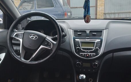 Hyundai Solaris II рестайлинг, 2013 год, 745 000 рублей, 5 фотография