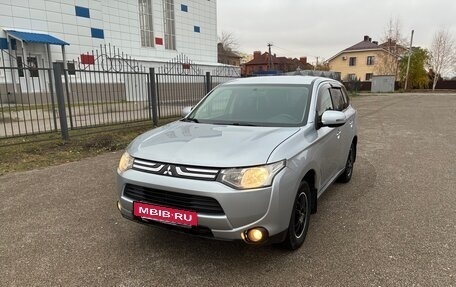 Mitsubishi Outlander III рестайлинг 3, 2013 год, 970 000 рублей, 2 фотография