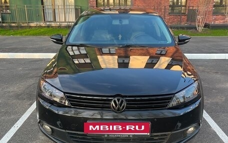 Volkswagen Jetta VI, 2015 год, 1 099 000 рублей, 2 фотография
