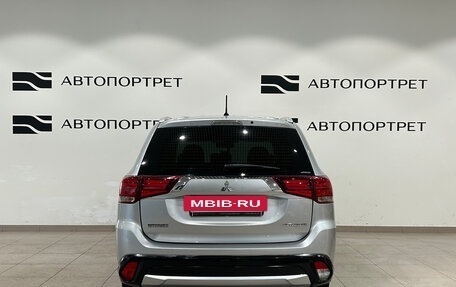Mitsubishi Outlander III рестайлинг 3, 2015 год, 1 399 000 рублей, 6 фотография