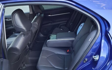 Toyota Camry, 2021 год, 3 650 000 рублей, 10 фотография