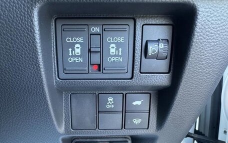 Honda Stepwgn, 2022 год, 2 250 000 рублей, 19 фотография