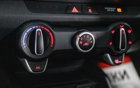 KIA Stonic, 2019 год, 1 749 000 рублей, 15 фотография