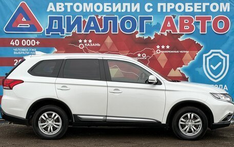 Mitsubishi Outlander III рестайлинг 3, 2018 год, 1 990 000 рублей, 2 фотография