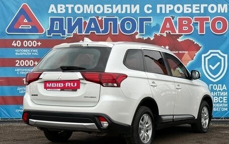 Mitsubishi Outlander III рестайлинг 3, 2018 год, 1 990 000 рублей, 3 фотография