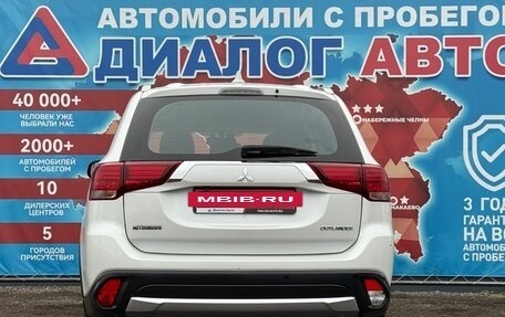 Mitsubishi Outlander III рестайлинг 3, 2018 год, 1 990 000 рублей, 4 фотография