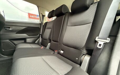 Mitsubishi Outlander III рестайлинг 3, 2018 год, 1 990 000 рублей, 19 фотография