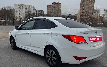 Hyundai Solaris II рестайлинг, 2015 год, 1 050 000 рублей, 2 фотография