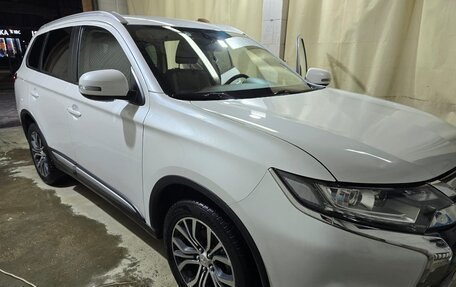 Mitsubishi Outlander III рестайлинг 3, 2017 год, 1 950 000 рублей, 2 фотография