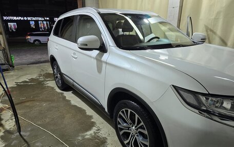 Mitsubishi Outlander III рестайлинг 3, 2017 год, 1 950 000 рублей, 3 фотография