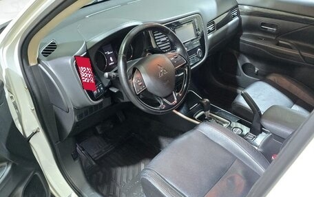 Mitsubishi Outlander III рестайлинг 3, 2017 год, 1 950 000 рублей, 6 фотография