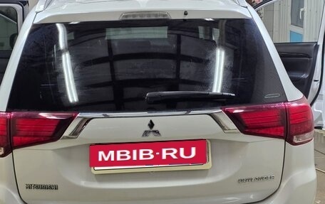 Mitsubishi Outlander III рестайлинг 3, 2017 год, 1 950 000 рублей, 10 фотография