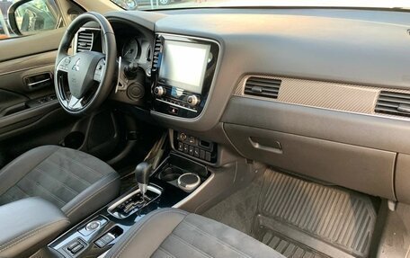 Mitsubishi Outlander III рестайлинг 3, 2022 год, 3 500 000 рублей, 7 фотография