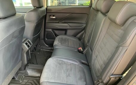 Mitsubishi Outlander III рестайлинг 3, 2022 год, 3 500 000 рублей, 8 фотография