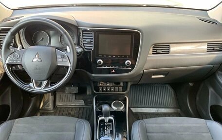 Mitsubishi Outlander III рестайлинг 3, 2022 год, 3 500 000 рублей, 6 фотография