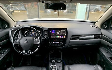 Mitsubishi Outlander III рестайлинг 3, 2016 год, 1 900 000 рублей, 11 фотография