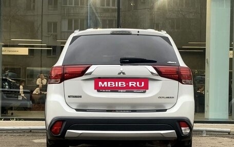 Mitsubishi Outlander III рестайлинг 3, 2016 год, 1 900 000 рублей, 6 фотография