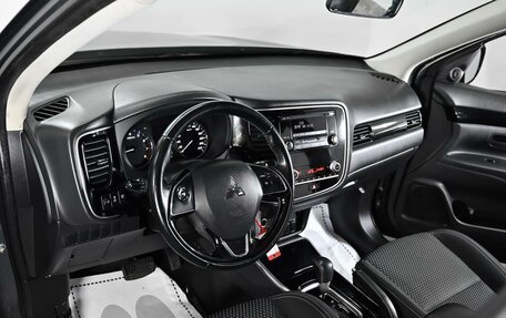 Mitsubishi Outlander III рестайлинг 3, 2021 год, 1 799 000 рублей, 9 фотография