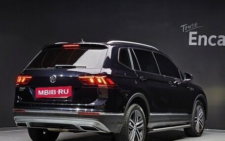 Volkswagen Tiguan II, 2018 год, 2 462 000 рублей, 2 фотография