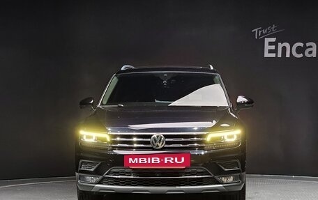 Volkswagen Tiguan II, 2018 год, 2 462 000 рублей, 3 фотография