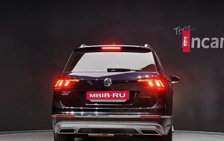 Volkswagen Tiguan II, 2018 год, 2 462 000 рублей, 4 фотография