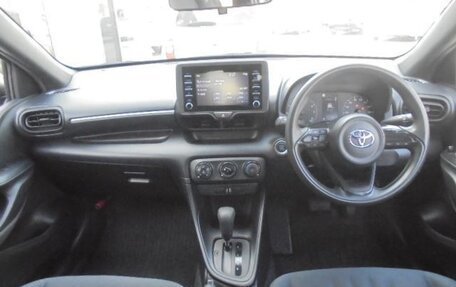 Toyota Yaris, 2021 год, 900 000 рублей, 4 фотография