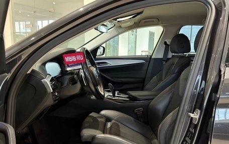 BMW 5 серия, 2019 год, 2 400 000 рублей, 13 фотография