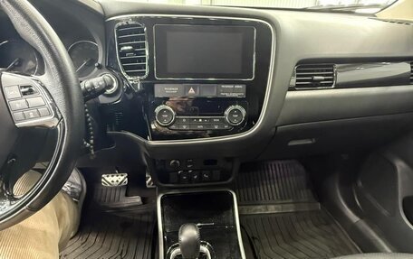 Mitsubishi Outlander III рестайлинг 3, 2018 год, 2 900 000 рублей, 10 фотография