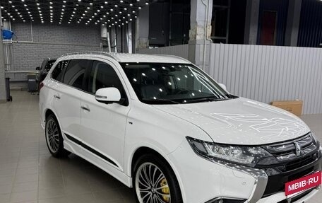 Mitsubishi Outlander III рестайлинг 3, 2018 год, 2 900 000 рублей, 3 фотография