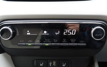 Toyota Yaris, 2022 год, 980 000 рублей, 39 фотография