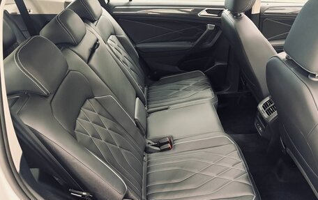 Volkswagen Tiguan II, 2023 год, 4 800 000 рублей, 7 фотография