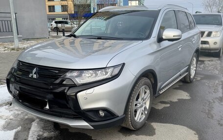 Mitsubishi Outlander III рестайлинг 3, 2018 год, 2 500 000 рублей, 3 фотография