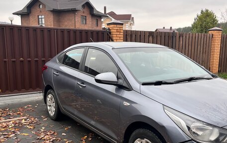 Hyundai Solaris II рестайлинг, 2018 год, 750 000 рублей, 1 фотография