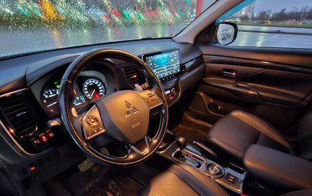 Mitsubishi Outlander III рестайлинг 3, 2017 год, 2 100 000 рублей, 12 фотография