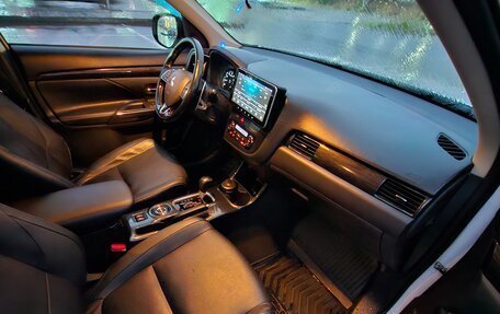 Mitsubishi Outlander III рестайлинг 3, 2017 год, 2 100 000 рублей, 13 фотография