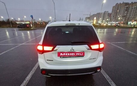 Mitsubishi Outlander III рестайлинг 3, 2017 год, 2 100 000 рублей, 5 фотография