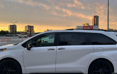 Toyota Sienna, 2022 год, 2 800 000 рублей, 4 фотография