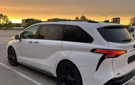 Toyota Sienna, 2022 год, 2 800 000 рублей, 3 фотография